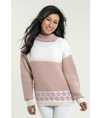 Flott genser i rosanyanser, strikket i deilige Alpaca Fine, et garn bestående av superfine alpakka og highland wool.