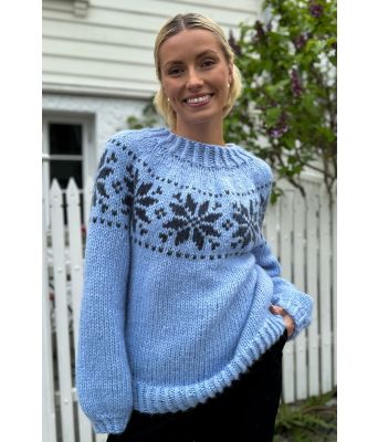 Lyseblå chunky stjernegenser - Strikkia 2020-011-320327B