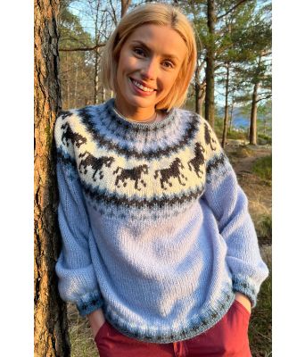 Lyseblå hestegenser i luftig alpakkaull - Strikkia 2021-035F