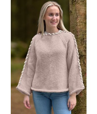 Sandfarget Sorbonne stitch sweater med hvite stitch - Strikkia 2023-015-306300