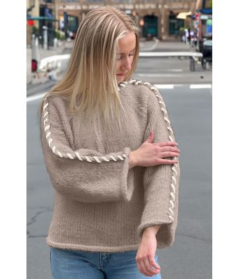 Beige Sorbonne stitch sweater med hvite stitch - Strikkia 2023-015-307300