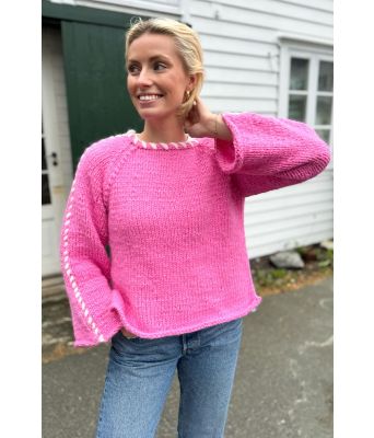 Rosa Sorbonne stitch genser med hvite stitch - Strikkia 2023-015-361300