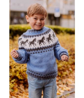 Hestegenser til barn i blått - Strikkia 2023-027-524527C