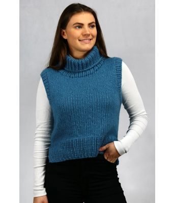 Lun vest i lys jeansblå - Strikkia 2024-005-327