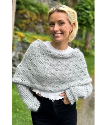 Eyelet sweaterscarf i grått - Strikkia 2024-035-313