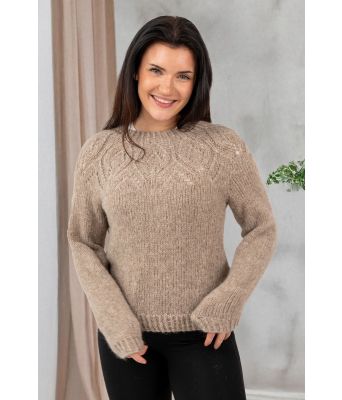 Beige Løvgenser strikkegener med bladmønster - Strikkia 2024-059-307