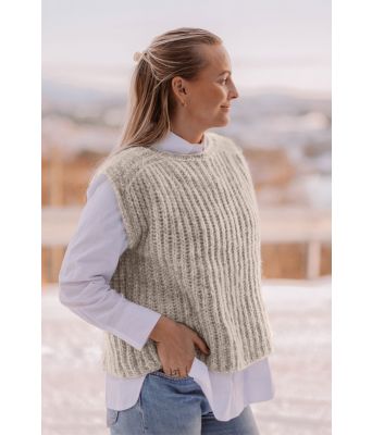 Anytime slipover i sandfarge - Strikkia 2022-003B