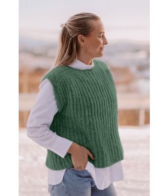 Anytime slipover jadegrønn strikket vest - Strikkia 2022-003K