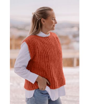 Anytime slipover vest i brent oransje - Strikkia 2022-003N