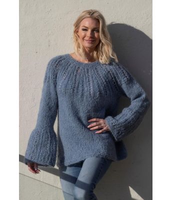 Aria blå strikkegenser med vide aermer Kathrine Sørland - Viking 1910-05