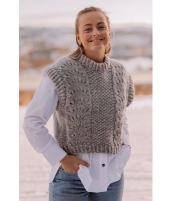 Bølgevesten Weekend waves vest med bølgemønster - Strikkia 2022-001