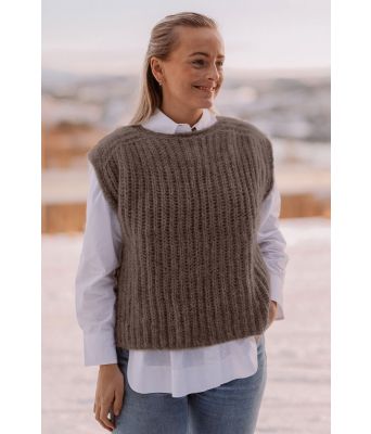 Brun Anytime slipover strikket vest - Strikkia 2022-003D