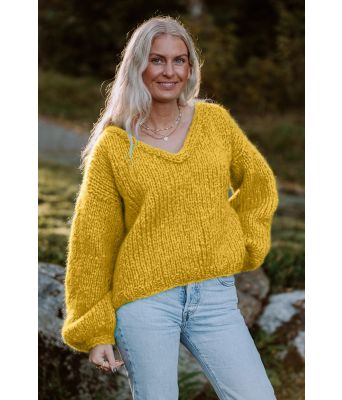 Charlottes gule chunky mohair genser - Strikkia 2021-027H