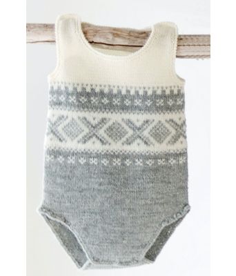 Cortina strikket body til baby - DG 319-03