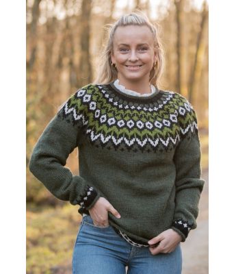 Mørkt grønn riddarigenser med grønt mønster DN0006