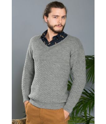 Sølvgran grå strikkegenser til herre med v-hals og strukturstrikk - DSA 48-13