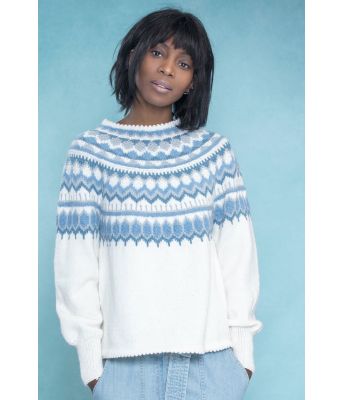 Hvit Gulla genser med blått mønster - DSA 76-13
