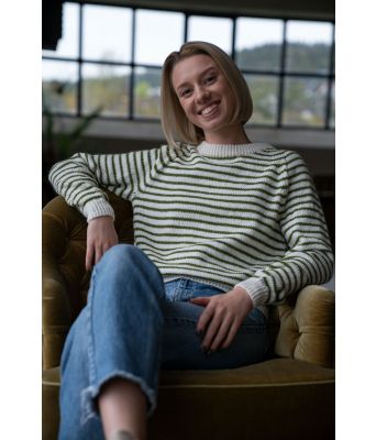 Hvit Noori genser med grønne striper - DSA 99-03