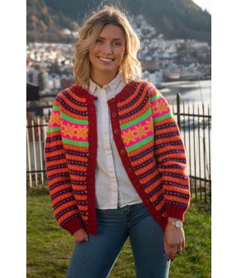 Fresh fanakofte i friske farger - Strikkia 2021-018 Farmen Heidi Lereng