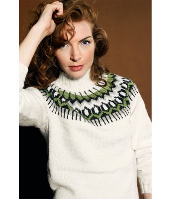 Hvit strikkegenser med mønster og rundfelling - GG 263-12