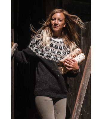 Slóðir islandsk strikkegenser til dame med dyrespor - Jarbo 92431