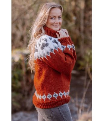 Rustrød villmarksgenser med grått mønster - Linka Neumann design VGHG0006