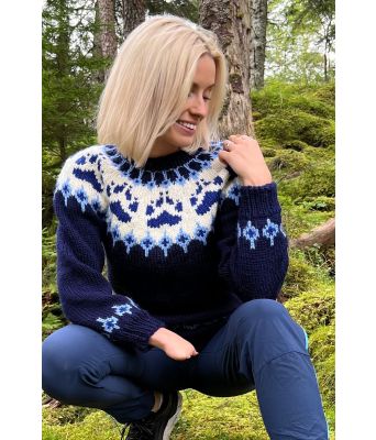 Marineblå villmarksgenser med blått mønster - Linka Neumann design VGHG0018