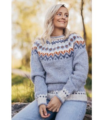 Skyblå riddarigenser med blått/oransje mønster - LL0044