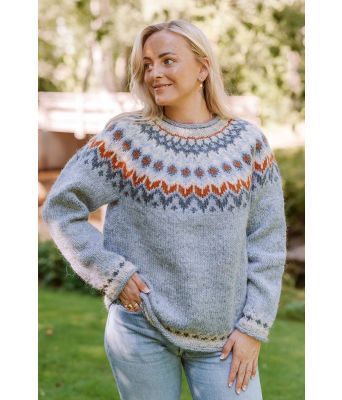 Lyst blå riddarigenser med oransje detaljer - LL0050