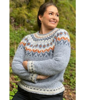 Luftblå riddarigenser med aprikos i mønsteret - LL0055B