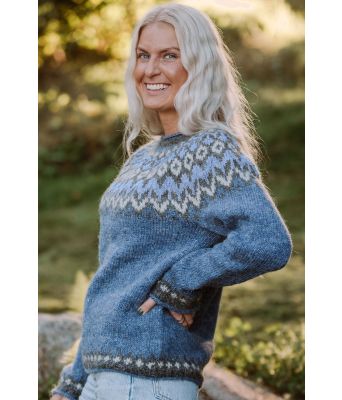 Fjordblå riddarigenser med himmelblått mønster - LL0059