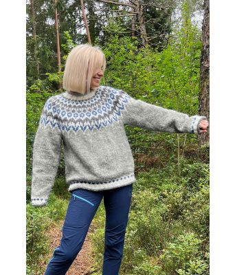 Askegrå riddarigenser med grått og himmelblått mønster - LL0063