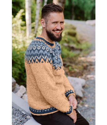 Stråfarget riddarigenser med blått mønster - LL0066