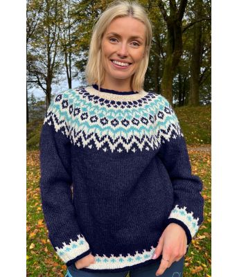 Marineblå riddarigenser med turkis og blått mønster - LL0071