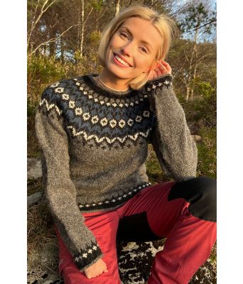 Grå riddarigenser med mønster i lapis blå - LL0078