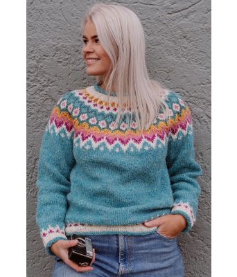 Isbreblå riddarigenser med fargerikt mønster - LL0082