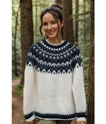 Naturhvit riddarigenser med svart og grått mønster - LL0092