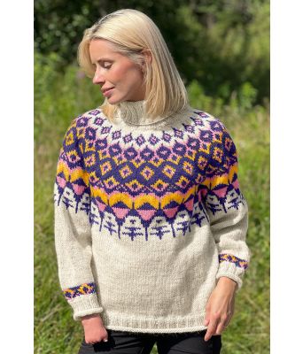 Hvit Matoaka genser med lilla og rosa mønster - Linka Neumann design LN0019-VW-001