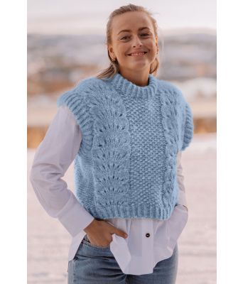 Lyseblå Weekend Waves strikkevest med bølgemønster - Strikkia 2022-001G