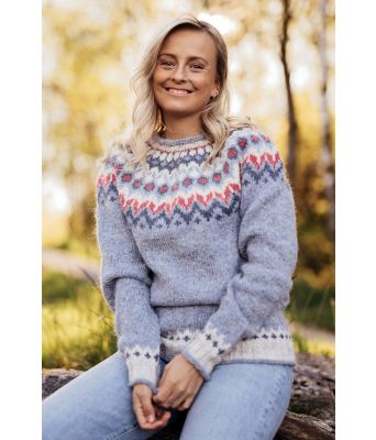 Lyseblå riddari genser med litt rosa mønster - Istex 91002