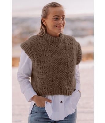 Lysebrun Weekend Waves strikkevest med bølgemønster - Strikkia 2022-001E