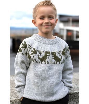 Lysegrå dinosaurgenser med armygrønt mønster - Strikkia 2024-004-104124