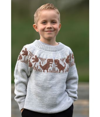 Lysegrå dinosaurgenser med brunt mønster - Strikkia 2024-004-104128