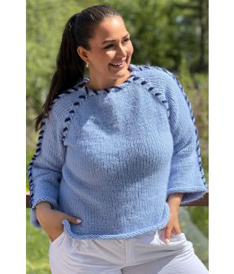 Lyst blå Sorbonne stitch genser mørkeblå kontrastsøm i raglan - Strikkia 2023-015-320B