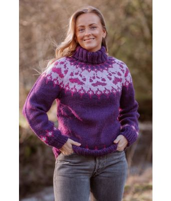 Mørkelilla villmarksgenser med rosa mønster - Linka Neumann design VGHG0005