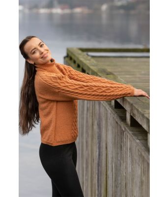 Maldon strikkegenser med flettemønster Mie Cappelen - Viking 2114-01