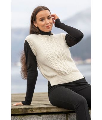 Maldon strikket vest med fletter og splitt i siden Mie Cappelen - Viking 2114-08