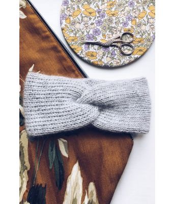 Iris ribbestrikket pannebånd med tvistet knute Mille Fryd MF0003