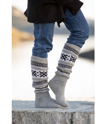 Nora strikkede sokker til dame - Viking 2001-08B