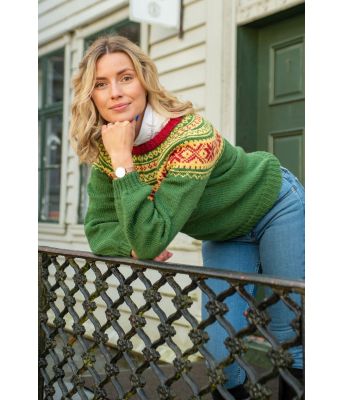 Påskegenseren med rundfelling - Strikkia 2020-014C Farmen Heidi Lereng